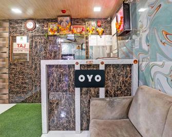 Hotel O Taj Lodging and Boarding - Mumbai - Front desk