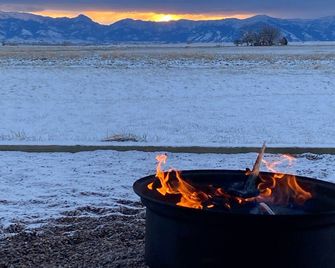Gameroom, Sauna, Cold Plunge, B-ball, Pizza Oven, & Campfire. - Manhattan