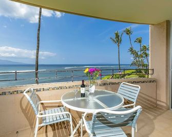Island Sands Unit 206 Direct Oceanfront View. Enjoy the saltwater oceanfront swimming pool. - Maalaea - Balcony
