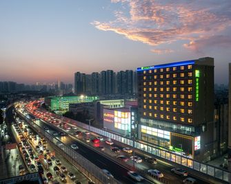 Holiday Inn Express Zhengzhou Nongye Road By IHG - Zhengzhou - Edificio