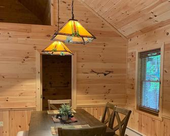 Paradox Lake - The Carriage House - Schroon Lake - Comedor