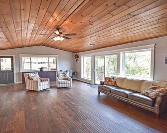 Secluded Remodeled Home on 5 Acres Near Columbia State Park - Columbia - Sala de estar