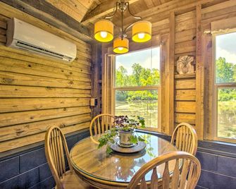 Charming Lakefront Cabin Fish, Hike and More! - Scottsville - Dining room