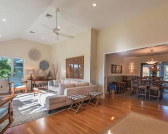 Sleek Shelter Island With Pool, Preserve And Water Rights: - Shelter Island - Living room