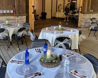 Wedding veranda and lodging at Cataract Falls Lodge - Spencer - Restaurant