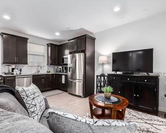 Saguaro Park Casita Surprise 1 Bedroom Home by RedAwning - Surprise - Salon