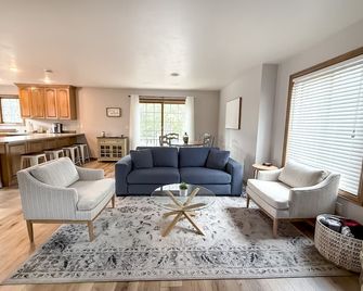 Tranquility in Downtown Fish Creek - Fish Creek - Living room