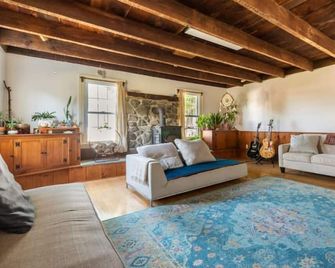 Charming 3-bedroom farmhouse in Hollowville with hot tub - Hollowville - Sala de estar
