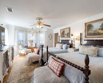 Romantic Mountain Escape + Endless Amenities + Room for Everyone + Hot Tub & Gym - Prescott - Bedroom