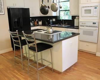 Modern B & B - יוסטון - מטבח