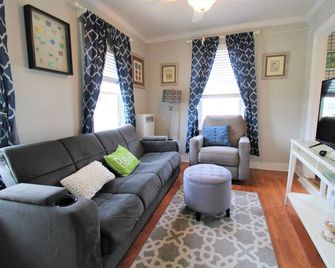 The Allenhurst, Beach Apartment 15 - Midsize 1.5 Bedroom - with Living Area, Ki - Ocean Grove - Living room