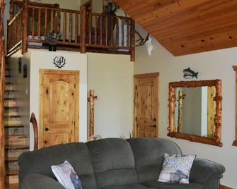 Secluded Sportsman's Retreat on acreage. - New Meadows - Living room