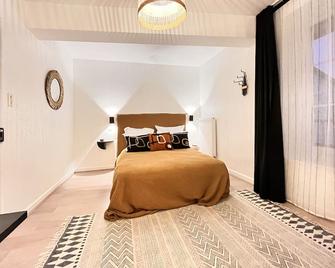 Hôtel du Commerce - Cluny - Bedroom