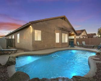 Single level sleeps10, 4 bedroom open concept home with private swimming pool - Avondale - Pool
