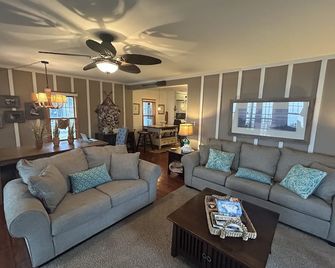 4 BR 2 Bath, Indian Lake waterfront sunset cottage. - Huntsville - Living room