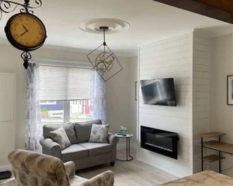 'Jellybean row' Main Floor 1 Bedroom Apt- Downtown - St. John's - Phòng khách