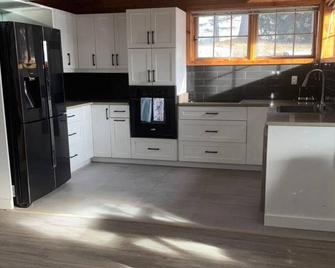 COZY 2 bedroom basement apartment - Sudbury - Kitchen