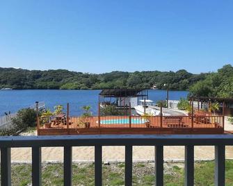 Rustic Island charm on the East End of Roatan where history abounds - Oak Ridge