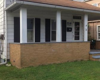Room with TV,desktop,closet,bed,chest of drawers. Can sleep two comfortably. - Binghamton - Building
