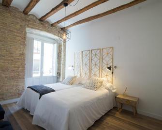 Apartamentos Almada - Zaragoza - Bedroom