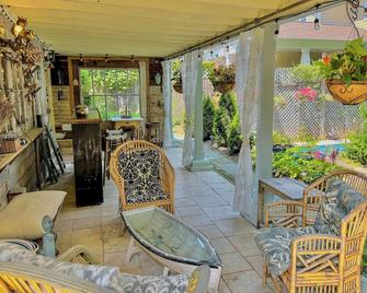 Luxury Spa Retreat with Sauna, Hot Tub & Swimming Pool in the Heart of Hudson - Hudson - Patio