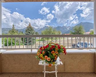 One Bedroom Unit | Great Low Rate | No Cleaning Fee - Fairmont Hot Springs - Balcón