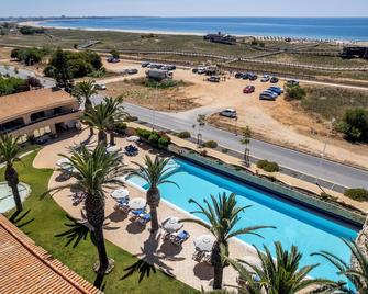 Vila Palmeira Beach Resort - Lagos - Piscina