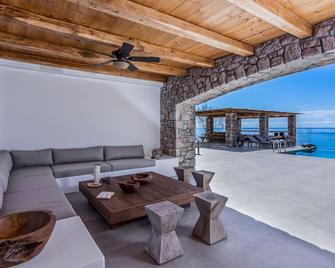 Welcome to Beach House Arvi in Crete, where every detail matters! - Arvi - Sala de estar