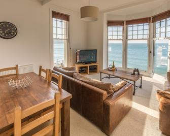 Waters Edge Apartment at Beach House - Totland - Living room