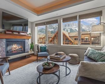 Luxury Rockies Retreat 1BR with Views - Canmore - Living room