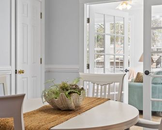 2 miles from Holden Beach Dog Friendly, Family Friendly Sandy Feet Retreat! - Supply - Comedor