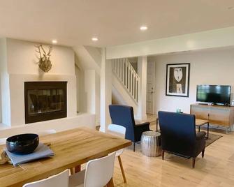 Beautiful Lakehouse - Putnam Valley - Dining room