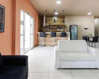 Condomínio a beira do Canal de Cabo Frio - CFR - Cabo Frío - Sala de estar