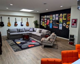 Groovy Retro Music Lovers Mid-Mod Experi - Saint Peter - Lounge