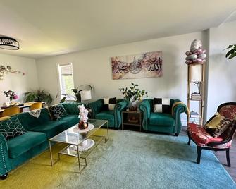 3-Bedroom Modern House - Halifax - Wohnzimmer