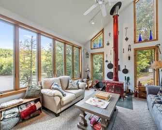 40 acre-Lakefront ADK home - Warrensburg - Sala de estar