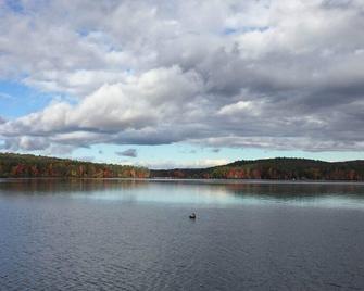 Thompson Lake! Waterfront log style home sleeps 6 - Oxford - Vista del exterior
