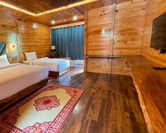 Blue Poppy Resort - Joshīmath - Bedroom