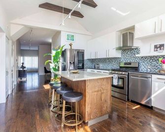 Duplex 3 Bed 2 Bath Apt Steps from Lincoln Square - Chicago - Kitchen