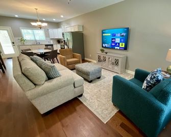 Secretariat Cottage | Cozy Versailles Getaway - Versailles - Living room