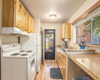 Town-N-Country Cottages - Manitou Springs - Kitchen