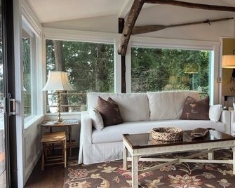 South Beach Cozy Cottage - Waterfront Perfection - Bainbridge Island - Sala de estar