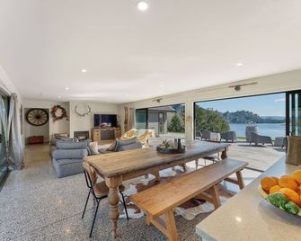 Fun and Falls Haven - Mangakino Holiday Home - Mangakino - Comedor