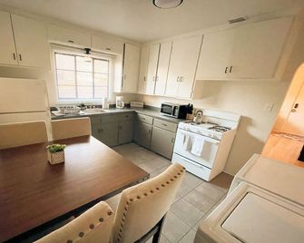 Pet Friendly! Private Casita in Nob Hill - Albuquerque - Kitchen