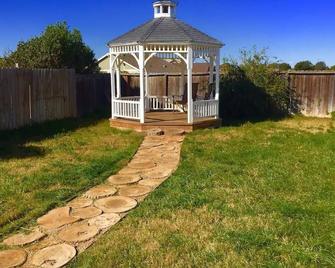Classic 20th Century Architecture, Huge space for large families - Orcutt - Outdoors view