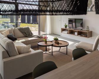 Inviting holiday home in the nature - Wissenkerke - Living room