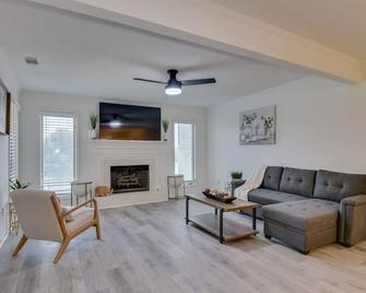 Beautiful 3BR Townhouse Close to Downtown Augusta - Augusta - Living room