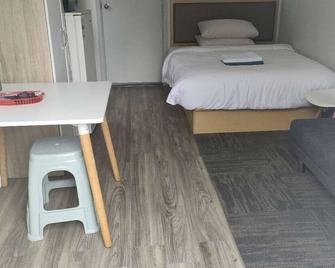 2 Double Beds including 1 Sofa Bed Garden Chalet, 14 Phyllis St, Mt Albert, Auckland - Auckland - Habitació