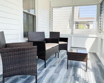 The Sunroom Apartment 2plus2 West Cleveland - Cleveland - Patio