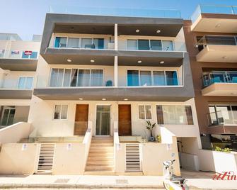 Beautiful Holiday Home with Private Rooftop Pool - Mellieha - Building